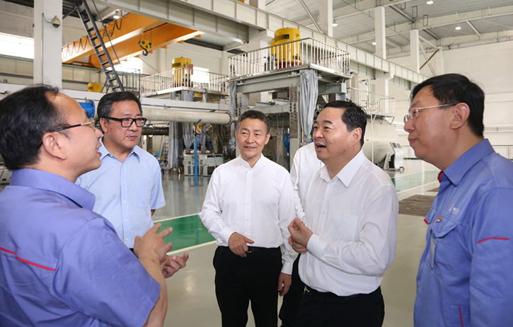 郝鹏与Z6人生就是博集团一线科技职员深入交流